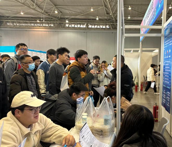 2024年成都春季特大型人才招聘会吸引24万人才进场求职(图2)