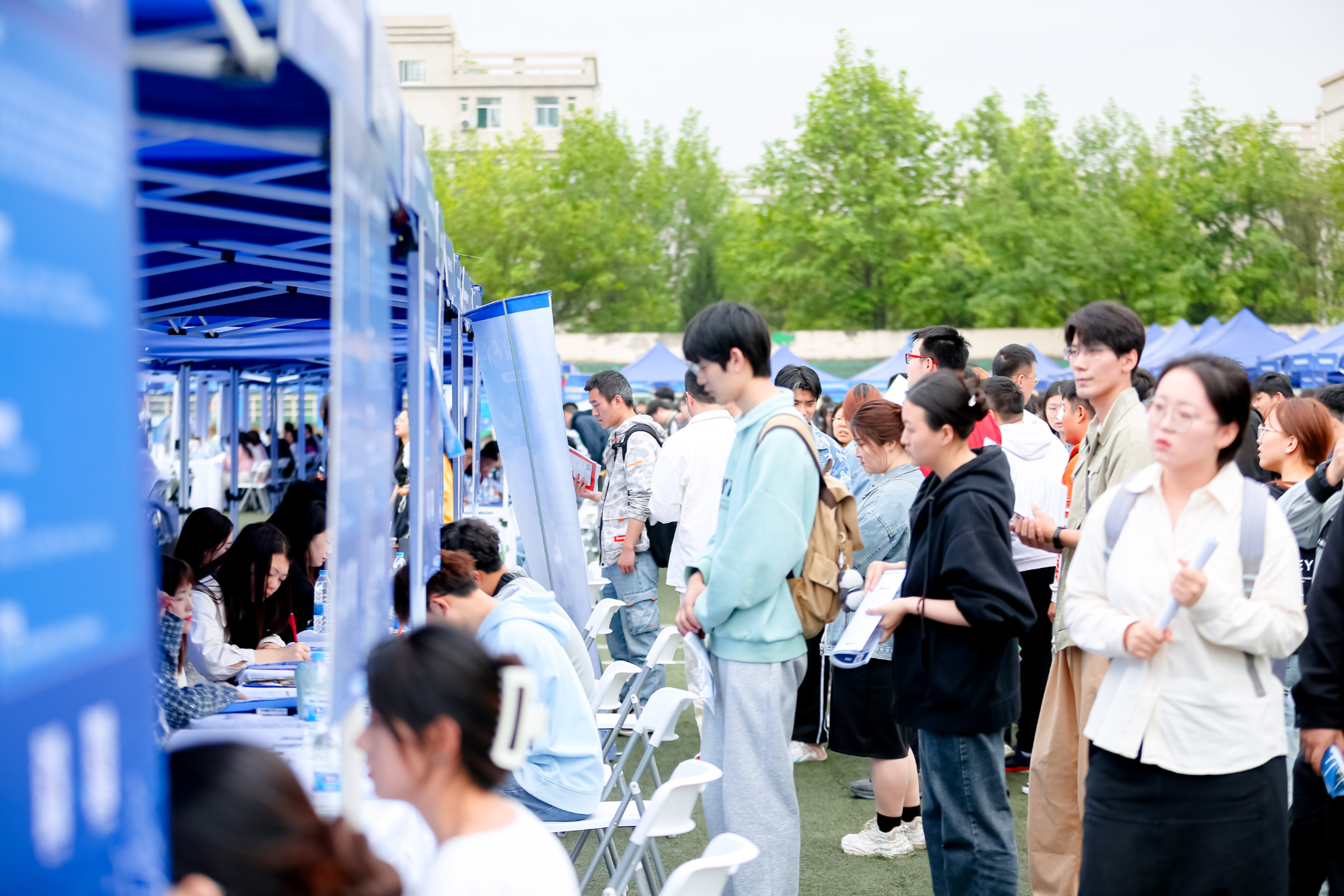 2024陕西省人力资源促就业行动暨重点产业链招聘活动举行(图2)