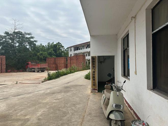 5名疑似智障人员从砖厂被解救临湘警方:暂未发现其他智障者(图1)