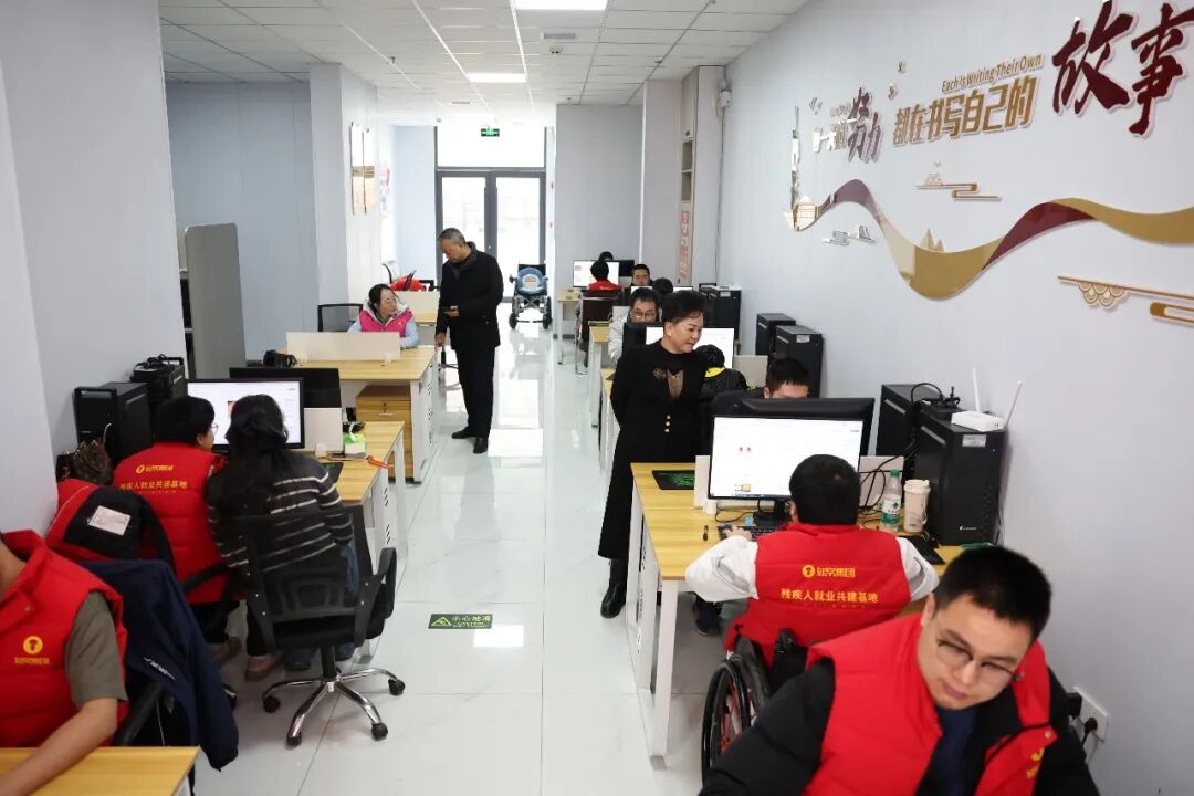 经济热点快评丨稳就业扩容提质如何并举？(图1)